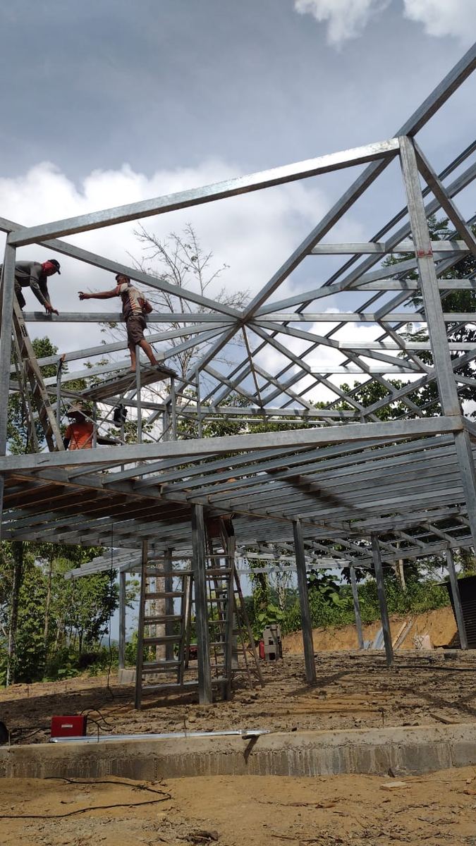 Equipo de Constructora Santa Clara trabajando en estructura metálica de techo