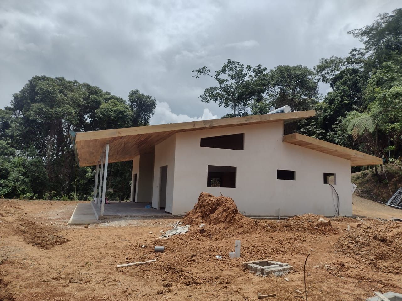 Casa moderna con techo de madera construida por Constructora Santa Clara en Pérez Zeledón