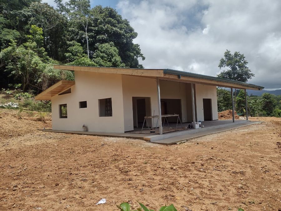 Casa con porche construida por Constructora Santa Clara